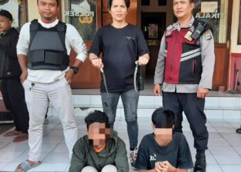 Kapolsek Tikala Iptu Nelta Rengkung beserta piket fungsi berhasil menangkap dua pelaku penikaman brutal yang menggunakan senjata tajam di Kelurahan Teling Atas Lingkungan V, Kecamatan Wanea, Kota Manado (Foto : Dok/Polresta Manado)