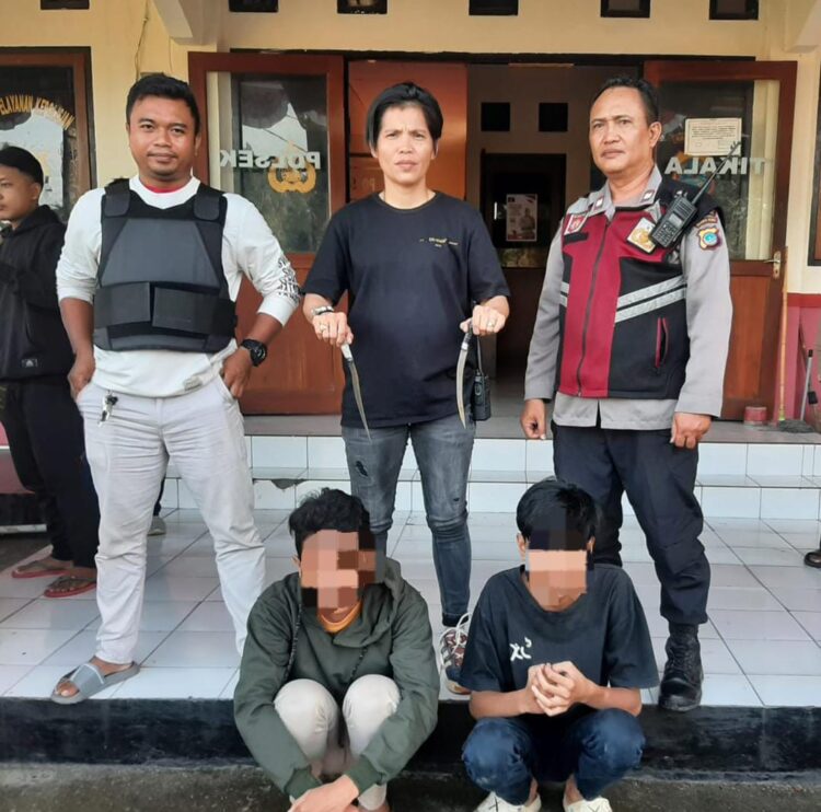 Kapolsek Tikala Iptu Nelta Rengkung beserta piket fungsi berhasil menangkap dua pelaku penikaman brutal yang menggunakan senjata tajam di Kelurahan Teling Atas Lingkungan V, Kecamatan Wanea, Kota Manado (Foto : Dok/Polresta Manado)