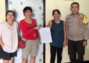Bhabinkamtibmas Polsek Tuminting dengan nama F. Elias menunjukkan dedikasinya dalam menangani masalah keamanan di wilayahnya. Dalam upaya mengatasi kasus pencurian, F. Elias melaksanakan kegiatan Problem Solving di kantor Polsek Tuminting, Minggu (4/2/2024). (Foto : Dok/Polresta Manado)