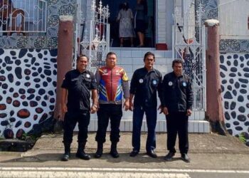 Personel Polresta Manado dengan penuh dedikasi melaksanakan tugas pengamanan di sekitar gereja-gereja pada hari Minggu, tanggal 4 Februari 2024. Mereka menerapkan program Paja Somat (Polisi Jaga Gereja dan Sholat Jumat) untuk memastikan keamanan dan ketertiban selama ibadah berlangsung.