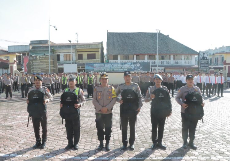 Kapolres Samosir, AKBP Yogie Hardiman, S.H., S.I.K., M.H, Senin (05/02/2024) memimpin rangkaian kegiatan di Mako Polres Samosir. Setelah Upacara Bendera Bulanan, dilakukan pemberian reward kepada personil berprestasi, penyerahan perlengkapan Pemilu 2024, dan pemeriksaan kendaraan dinas.