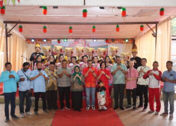 Kapolres Pematangsiantar AKBP Yogen Heroes Baruno SH, SIK bersama Ketua Bhayangkari Cabang Pematangsiantar Ny. Sandra Yogen hadiri pembukaan Festival Imlek Fair Tahun 2024 di Pujasera Siantar Hotel, Jl. WR Supratman, Kelurahan Proklamasi, Kecamatan Siantar Barat, Kota Pematangsiantar, Minggu, 4 Februari 2024 pukul 16.00 Wib (Foto : Dok/Polres Pematang Siantar)