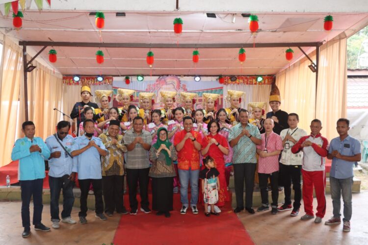 Kapolres Pematangsiantar AKBP Yogen Heroes Baruno SH, SIK bersama Ketua Bhayangkari Cabang Pematangsiantar Ny. Sandra Yogen hadiri pembukaan Festival Imlek Fair Tahun 2024 di Pujasera Siantar Hotel, Jl. WR Supratman, Kelurahan Proklamasi, Kecamatan Siantar Barat, Kota Pematangsiantar, Minggu, 4 Februari 2024 pukul 16.00 Wib (Foto : Dok/Polres Pematang Siantar)