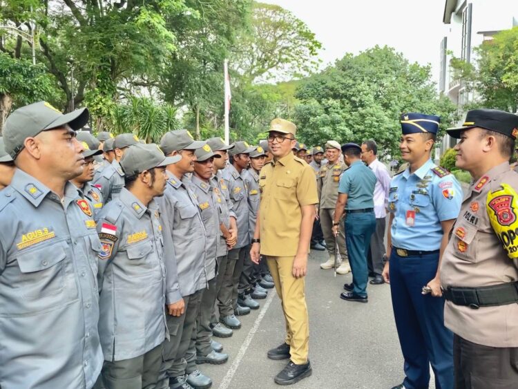 Upacara siaga dan serah terima Bawah Kendali Operasional (BKO) personel Linmas kepada Polres Sabang, digelar Pemerintah Kota Sabang di Halaman Kantor Wali Kota Sabang, Senin (5/1/24).