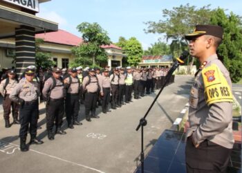 ARAHAN : Kapolres Sergai, AKBP Oxy Yudha Pratesta menyampaikan arahan saat memimpin apel pemeriksaan personel Pam TPS, Senin (5/6/2024). (Foto Dok/Humas Polres)
