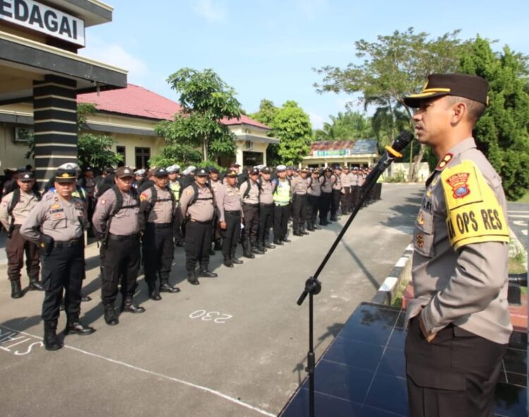 ARAHAN : Kapolres Sergai, AKBP Oxy Yudha Pratesta menyampaikan arahan saat memimpin apel pemeriksaan personel Pam TPS, Senin (5/6/2024). (Foto Dok/Humas Polres)