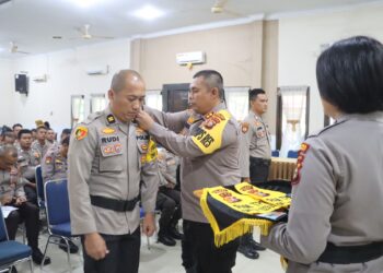 Kapolres Dumai AKBP Dhovan Oktavianton, S.H, S.I.K, M.Si dalam kegiatan pembekalan terhadap personel pengamanan TPS Pemilu 2024 dalam rangka Operasi Mantap Brata Lancang Kuning 2023-2024 Polres Dumai, Senin (5/2/2024)