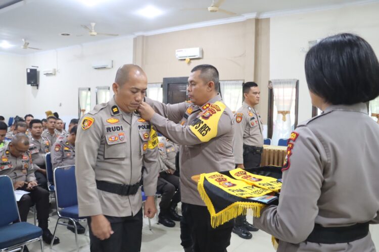 Kapolres Dumai AKBP Dhovan Oktavianton, S.H, S.I.K, M.Si dalam kegiatan pembekalan terhadap personel pengamanan TPS Pemilu 2024 dalam rangka Operasi Mantap Brata Lancang Kuning 2023-2024 Polres Dumai, Senin (5/2/2024)