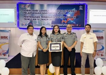 Bertempat di aula Tarsius Kantor Pelayanan Perbendaharaan Negara (KPPN) Kota Bitung, Kepala Urusan Kepegawaian dan Keuangan (Kaur Kepegkeu) Maya Rotty menerima penghargaan tersebut secara langsung.