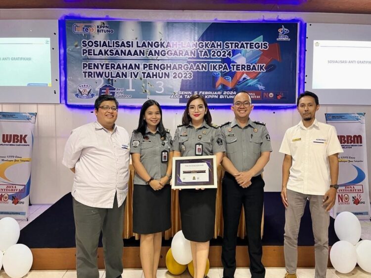 Bertempat di aula Tarsius Kantor Pelayanan Perbendaharaan Negara (KPPN) Kota Bitung, Kepala Urusan Kepegawaian dan Keuangan (Kaur Kepegkeu) Maya Rotty menerima penghargaan tersebut secara langsung.