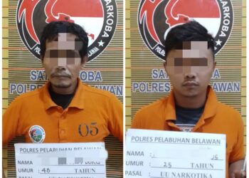 PERIKSA : Dua pria tersangka pengedar sabu-sabu menjalani pemeriksaan, Selasa di Mapolres Pelabuhan Belawan setelah diringkus dari kawasan Jalan Selebes Belawan, Senin (5/2/2024).(Foto dok/Polres Belawan)