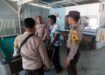 Pejabat Sementara Kanit Binmas Polsek Palipi Bripka Jariahman Saragih, bersama tiga anggota Polsek Palipi, menjalankan patroli dan mengunjungi kedai milik SAAB di Desa Pallombuan serta kedai RS di Desa Simnolon Purba Kecamatan Palipi Kabupaten Samosir.