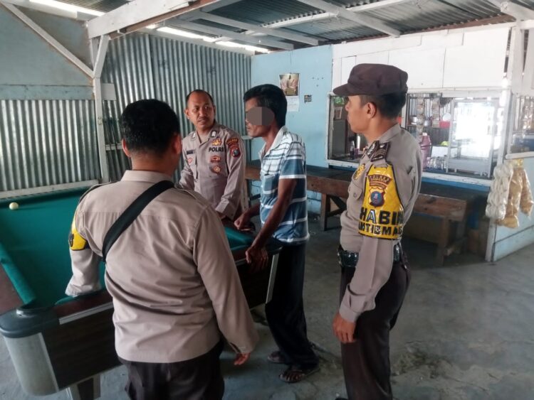 Pejabat Sementara Kanit Binmas Polsek Palipi Bripka Jariahman Saragih, bersama tiga anggota Polsek Palipi, menjalankan patroli dan mengunjungi kedai milik SAAB di Desa Pallombuan serta kedai RS di Desa Simnolon Purba Kecamatan Palipi Kabupaten Samosir.