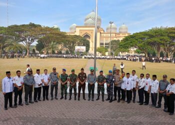 Apel siaga perlindungan masyarakat (LINMAS) Kota Lhokseumawe Tahun 2024 di Lapangan Hiraq Lhokseumawe Jalan Merdeka, desa Simpang Empat, Kecamatan Banda Sakti, Kota Lhokseumawe, Rabu (07/02/2024).