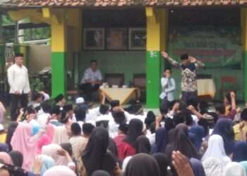 Peringatan Isro Walmiroj 1445 H yang digelar SD Tegalwangi 01 Kec Talang Kab Tegal. Acara peringatan yang digelar di halaman sekolah diikuti 300 siswa siswi, kelas 1 - kelas 6.
