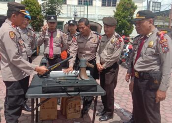 Wakapolres Samosir Kompol Saut Tulus Panggabean, SH memimpin langsung kegiatan pengecekan kesiapan Alat Material Khusus (Almatsus) dan Kendaraan Dinas Satuan Pam Obvit Polres Samosir. Kegiatan ini dilakuka di Lapangan Mapolres Samosir. (7/2/2024).
