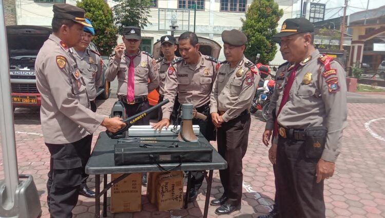Wakapolres Samosir Kompol Saut Tulus Panggabean, SH memimpin langsung kegiatan pengecekan kesiapan Alat Material Khusus (Almatsus) dan Kendaraan Dinas Satuan Pam Obvit Polres Samosir. Kegiatan ini dilakuka di Lapangan Mapolres Samosir. (7/2/2024).
