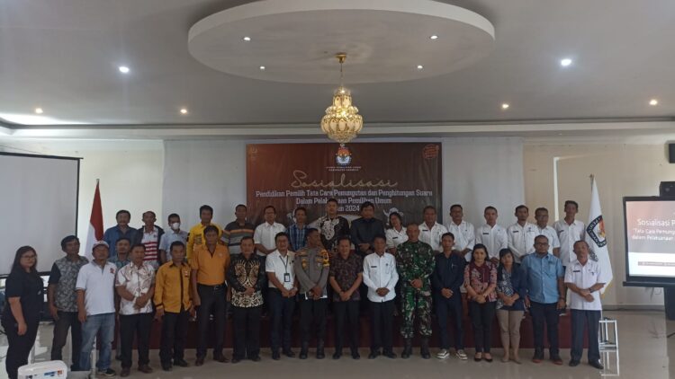 Sosialisasi Tata Cara Pemungutan dan Penghitungan Suara dalam Pelaksanaan Pemilihan Umum Tahun 2024. Acara ini digelar di JTS Hotel Parbaba, Kecamatan Pangururan, Kabupaten Samosir, Rabu (07/02/2024) dimulai sekitar pukul 10 pagi