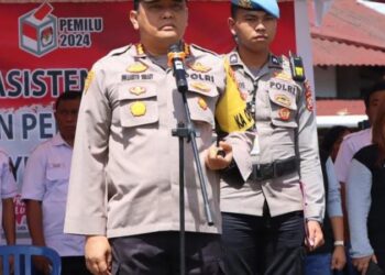 Kapolresta Manado Kombes Pol Julianto Sirait memimpin Apel Asistensi dan Pengecekan Personil PAM TPS bersama Penyelenggara Pemilu. Persiapan Maksimal Jelang Hari Pemilihan di Desa Sea Induk Kecamatan Pineleng Kabupaten Minahasa, Rabu (7/2/2024).