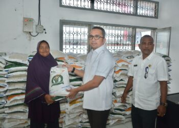 Pemerintah Kota Sabang sudah mulai melakukan penyaluran bantuan pangan beras kepada masyarakat penerima manfaat melalui kantor Pos Kota Sabang, yang serahkan secara simbolis langsung oleh Pj Wali Kota Sabang Reza Fahlevi, Rabu (7/2/24).