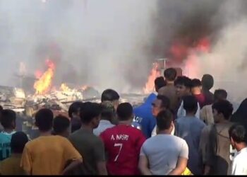 Terbakar : Belasan rumah warga di Kelurahan Bagan Deli, Kecamatan Medan Belawan terbakar, Rabu sore (7/2/2024).(Foto: Dok/Polres Belawan)