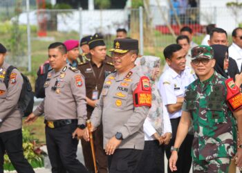PANTAU: Kapolda Sumut, Irjen Pol Agung Setya Imam Effendi pantau pengamankan kunjungan kerja Presiden RI Joko Widodo (Jokowi) di daerah Lima Puluh, Kabupaten Batubara, Rabu (7/2/2024). (Foto Dok/ Polda Sumut)
