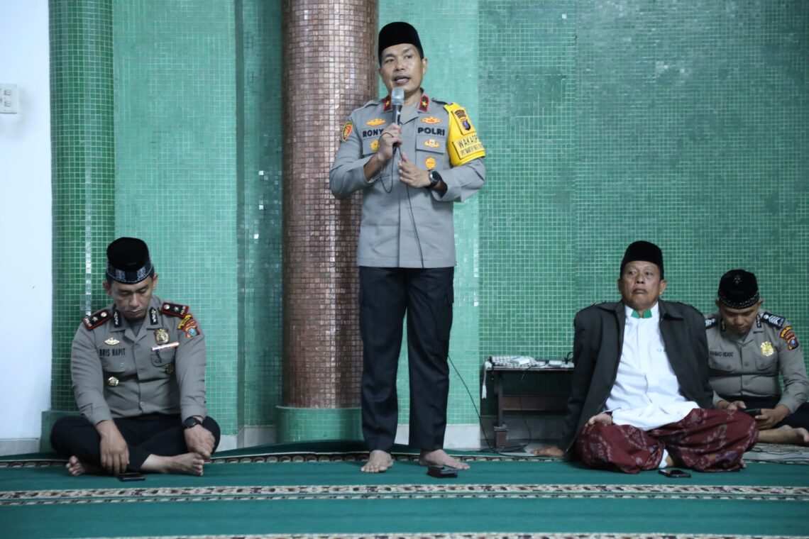 BERI SAMBUTAN: Wakapolda Sumut, Brigjen Pol Rony Samtana beri sambutan saat melaksanakan subuh keliling kamtibmas Polda Sumut di Masjid Al-Amin Kecamatan Medan Timur, Rabu (7/2/2024). (Foto Dok/ Polda Sumut)