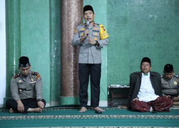 BERI SAMBUTAN: Wakapolda Sumut, Brigjen Pol Rony Samtana beri sambutan saat melaksanakan subuh keliling kamtibmas Polda Sumut di Masjid Al-Amin Kecamatan Medan Timur, Rabu (7/2/2024). (Foto Dok/ Polda Sumut)