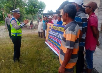 BERI IMBAUAN : Personel Unit Kamsel Satlantas Polres Sergai memberikan sosialisasi dan imbauan Kamseltibcar Lantas ke masyarakat, Rabu (7/2/2024). (Foto Dok/Humas Polres)