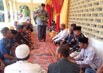 Gampong Reuluet Barat mengadakan syukuran/Khanduri rakyat serta melakukan prosesi adat Peusijuk (tepung tawar) untuk Kepala Desa dan seluruh perangkat Desa yang baru, masa tugas periode 2023-2039 kegiatan tersebut diadakan di meunasah Gampong Reuluet Barat Muara Batu. Kamis 08/02/2024.