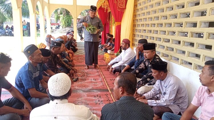 Gampong Reuluet Barat mengadakan syukuran/Khanduri rakyat serta melakukan prosesi adat Peusijuk (tepung tawar) untuk Kepala Desa dan seluruh perangkat Desa yang baru, masa tugas periode 2023-2039 kegiatan tersebut diadakan di meunasah Gampong Reuluet Barat Muara Batu. Kamis 08/02/2024.