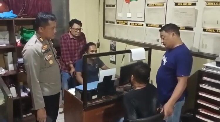 Polsek Ajibarang berhasil mengamankan seorang pria berinisial DS (45), warga Desa Balamoa Kec. Pangkah Kab. Tegal. Dia kepergok hendak mencuri motor di Desa Ajibarang Wetan, Kecamatan Ajibarang, Kabupaten Banyumas, Selasa (6/2/24) siang