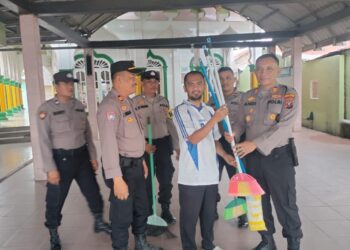 SERAHKAN : Kapolsek Firdaus, AKP Andi Sujendral didampingi Wakapolsek Iptu Joni Tarigan dan personel, menyerahkan seperangkat alat kebersihan yang diterima pengurus BKM At-Thayibah, Jumat (9/2/2024). (Foto Dok/Polsek Firdaus)