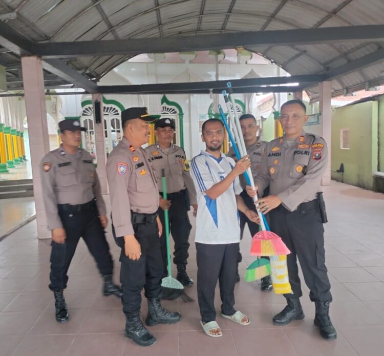 SERAHKAN : Kapolsek Firdaus, AKP Andi Sujendral didampingi Wakapolsek Iptu Joni Tarigan dan personel, menyerahkan seperangkat alat kebersihan yang diterima pengurus BKM At-Thayibah, Jumat (9/2/2024). (Foto Dok/Polsek Firdaus)