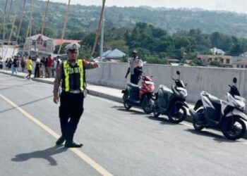 Satuan Lalu Lintas Polres Samosir bekerja sama dengan Dinas Perhubungan Pemkab Samosir melaksanakan patroli di Jembatan Tano Ponggol.