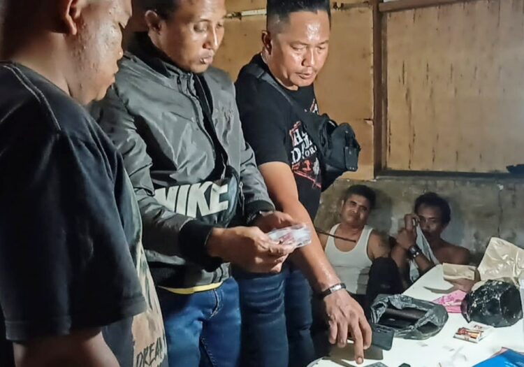 Barang Bukti : Personel Satresnarkoba Polres Pelabuhan Belawan mengamankan sejumlah barang bukti terkait diringkusnya dua pria tersangka pengedar sabu di Desa Manunggal beberapa hari lalu.(Foto Dok/Polres Belawan)
