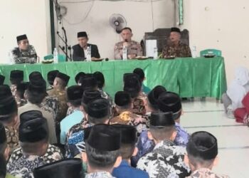 MOTIVASI : Kapolsek Firdaus AKP Andi Sujendral memberikan motivasi kepada santri dan santriwati saat bersilaturahmi ke Polnpes Darul Mukhlishin Seirampah, Jumat (9/2/2024). (Foto Dok/Polsek Firdaus)