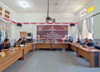 Kapolres Pematangsiantar AKBP Yogen Heroes Baruno SH, SIK diwakili Kabag Ops KOMPOL Tenang Krisna Purba, SE, S.I.K., MM didampingi KBO Sat Intelkam IPTU Haposan MS. Siallagan hadiri rapat koordinasi (Rakor) KPU Kota Pematangsiantar dengan Instansi terkait dalam Persiapan Distribusi Logistik Pemilu Tahun 2024, Jumat,9 Februari 2024 sekira pukul 10:15 Wib.
