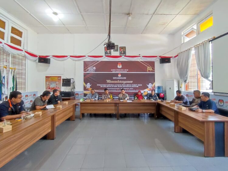 Kapolres Pematangsiantar AKBP Yogen Heroes Baruno SH, SIK diwakili Kabag Ops KOMPOL Tenang Krisna Purba, SE, S.I.K., MM didampingi KBO Sat Intelkam IPTU Haposan MS. Siallagan hadiri rapat koordinasi (Rakor) KPU Kota Pematangsiantar dengan Instansi terkait dalam Persiapan Distribusi Logistik Pemilu Tahun 2024, Jumat,9 Februari 2024 sekira pukul 10:15 Wib.