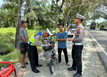TINDAKAN : Personel Satlantas Polres Sergai memberikan tindakan kepada pengendara pelanggar lalulintas, Jumat (9/2/2024). (Foto Dok/Humas Polres)