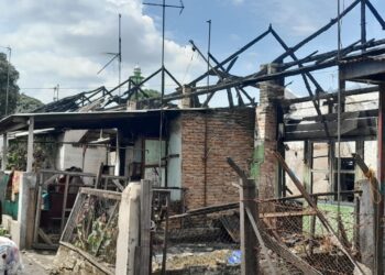 TERBAKAR: Sebanyak 10 rumah di Asrama TNI AD Glugur Hong Jalan Karantina Ujung Lingkungan XI Kelurahan Sidorame Barat I, Kecamatan Medan Perjuangan tinggal puing-puing dan rangka usai terbakar, Jumat (9/2/2024).(ist)