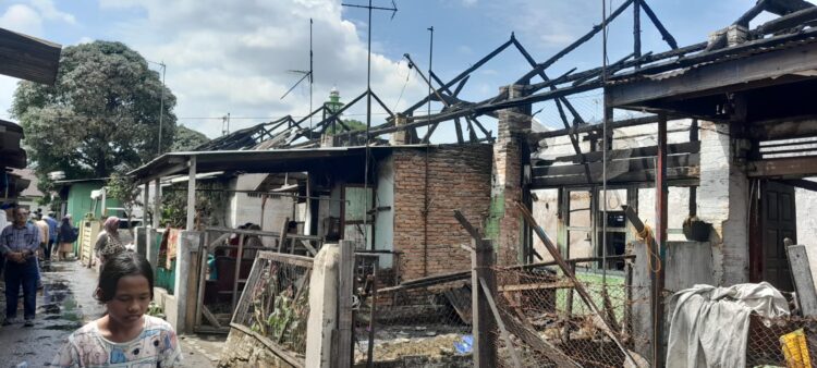 TERBAKAR: Sebanyak 10 rumah di Asrama TNI AD Glugur Hong Jalan Karantina Ujung Lingkungan XI Kelurahan Sidorame Barat I, Kecamatan Medan Perjuangan tinggal puing-puing dan rangka usai terbakar, Jumat (9/2/2024).(ist)