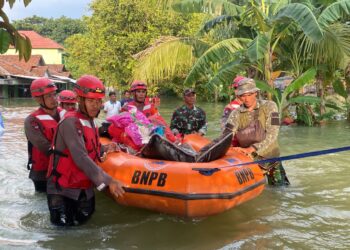 Team Satuan Brimob Polda Jawa Tengah diterjunkan ke lokasi banjir di Kabupaten Demak dan Grobogan sejak terjadi banjir besar yang melanda daerah tersebut, Team Sat Brimob Polda Jateng melaksanakan kegiatan Search and Rescue (SAR) di Desa Babatan Karanganyar Kab. Demak untuk menolong para korban banjir.