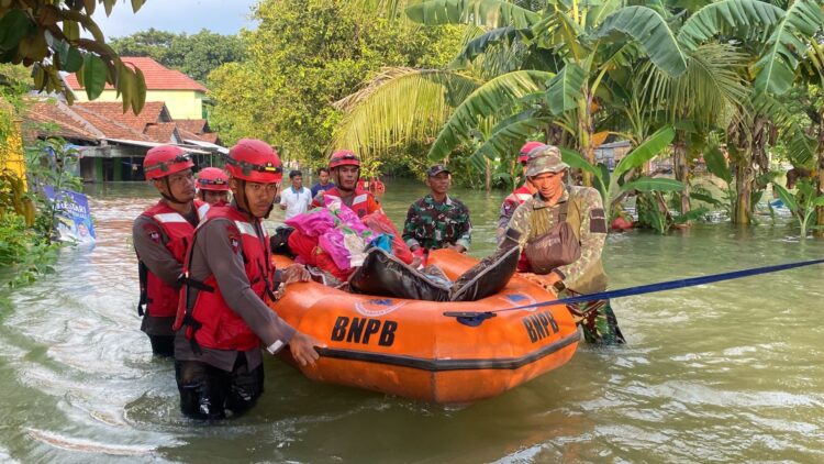 Team Satuan Brimob Polda Jawa Tengah diterjunkan ke lokasi banjir di Kabupaten Demak dan Grobogan sejak terjadi banjir besar yang melanda daerah tersebut, Team Sat Brimob Polda Jateng melaksanakan kegiatan Search and Rescue (SAR) di Desa Babatan Karanganyar Kab. Demak untuk menolong para korban banjir.