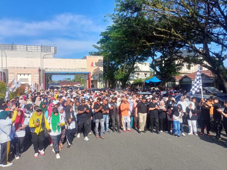 Ribuan masyarakat dalam Kabupaten Nagan Raya, antusias meramaikan jalan sehat yang digelar oleh KIP Nagan Raya, dalam rangka menyukseskan Pemilu tahun 2024. Kegiatan jalan sehat bersama KIP Nagan Raya itu, berlangsung sabtu (10/02/2024) dengan start dan finish, jalan poros utama Gampong Lueng Baro Kompleks Perkantoran Suka Makmue.