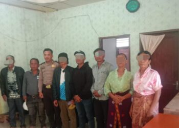 Brigadir Adrianto Sinaga anggota Bhabinkamtibmas dari Polsek Harian, bersama Kepala Desa Siparmahan Suandi Sihotang dan BPD, berhasil memfasilitasi mediasi antara pihak yang terlibat dalam dugaan tindak pidana penganiayaan di Kantor Desa Siparmahan Kecamatan Harian Kabupaten Samosir.