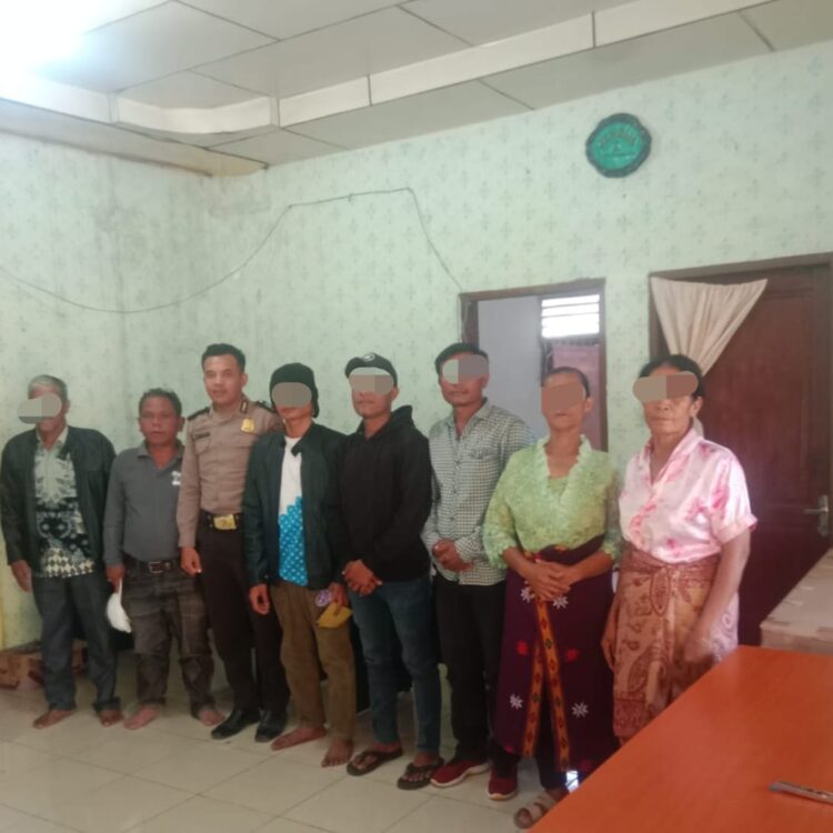 Brigadir Adrianto Sinaga anggota Bhabinkamtibmas dari Polsek Harian, bersama Kepala Desa Siparmahan Suandi Sihotang dan BPD, berhasil memfasilitasi mediasi antara pihak yang terlibat dalam dugaan tindak pidana penganiayaan di Kantor Desa Siparmahan Kecamatan Harian Kabupaten Samosir.