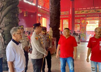 CENGKRAMA: Kapolres Pelabuhan Belawan AKBP Janton Silaban bercengkrama dengan warga saat mengunjungi salah satu vihara di Medan Labuhan, pada perayaan Tahun Baru Tionghoa 2575, Sabtu (10/2/2024).(Foto dok/Polres Belawan)