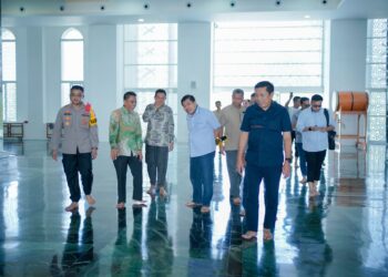 Sekretaris Jenderal (Sekjen) Kementerian Dalam Negeri (Kemendagri) Republik Indonesia Dr. H. Suhajar Diantoro, M.Si melakukan kunjungan dan salat zuhur di Masjid Agung Baitul A'la (Masjid Giok) Kabupaten Nagan Raya