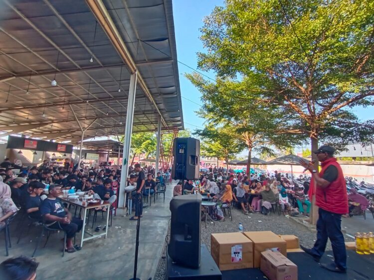 Ratusan masyarakat Aceh utara dan Kota Lhokseumawe mengikuti kegiatan Kampanye Akbar Relawan Jemaah Ganjar Aceh yang di selenggarakan di Kafe Platinum, Kec. Banda Sakti, Kota Lhokseumawe. Pada hari Sabtu, (10/Febuari/2024).